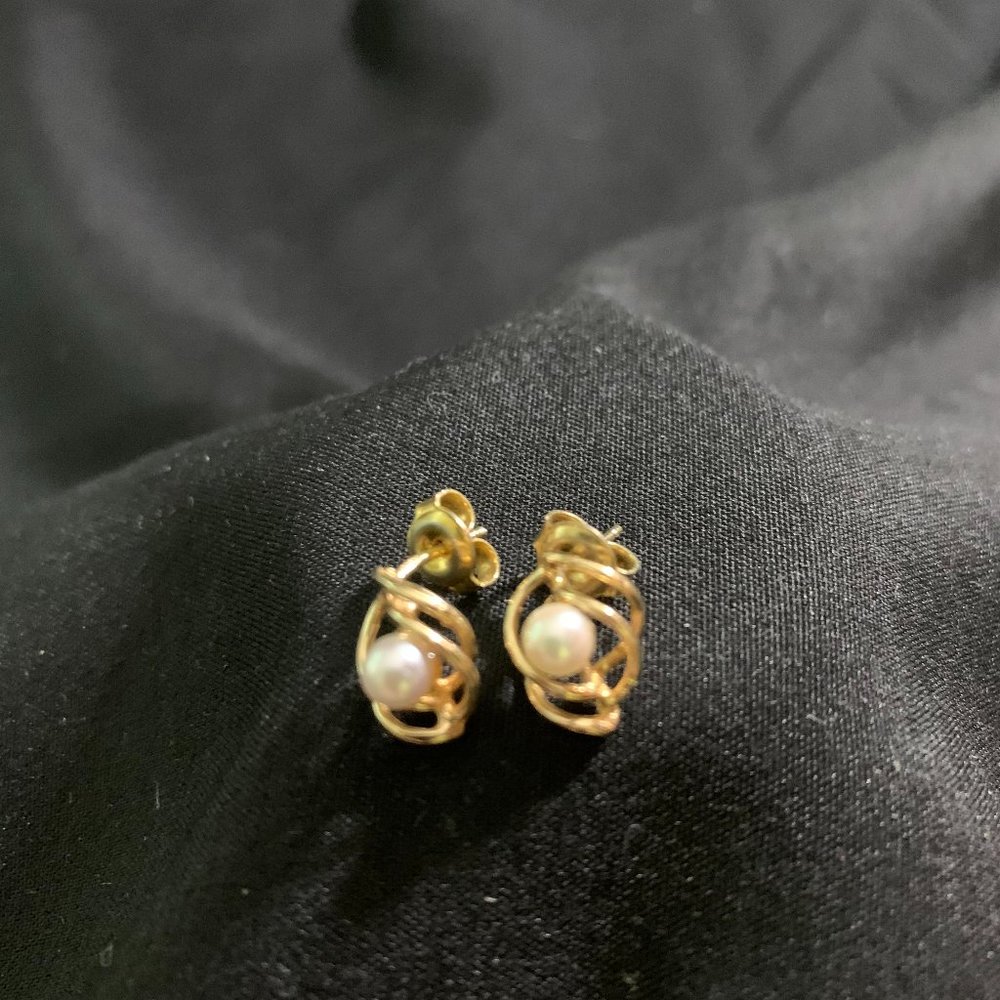 Gold Tone Pearl Earrings -Pierced